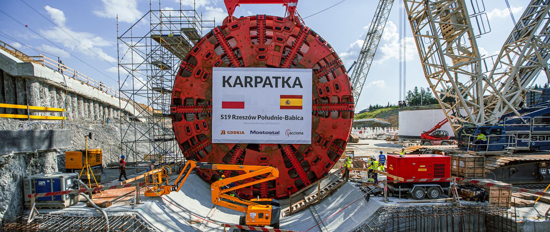 Montaż tarczy skrawającej ważącej 400 t – maszyna TBM na placu budowy drogi ekspresowej S19 Rzeszów Południe - Babica
