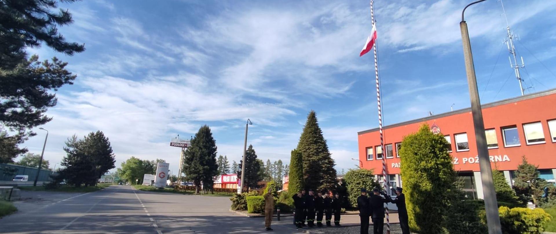 Uroczyste podniesienie flagi Państwowej przez strażaków z KP PSP w Pszczynie