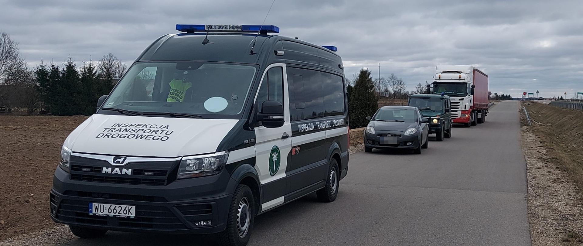 Bus Inspekcji na przodzie konwoju, za nim dwa pojazdy osobowe oraz ciężarówka