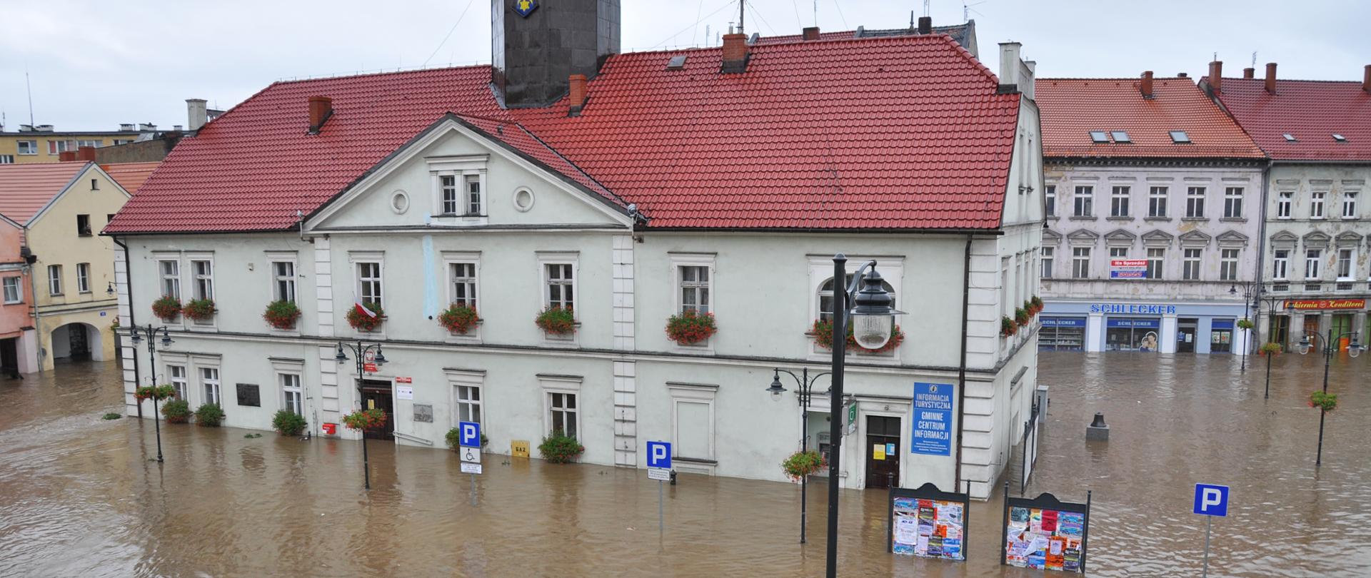 widać budynek urzędu miasta otoczony wodą do głębokości 1 metra