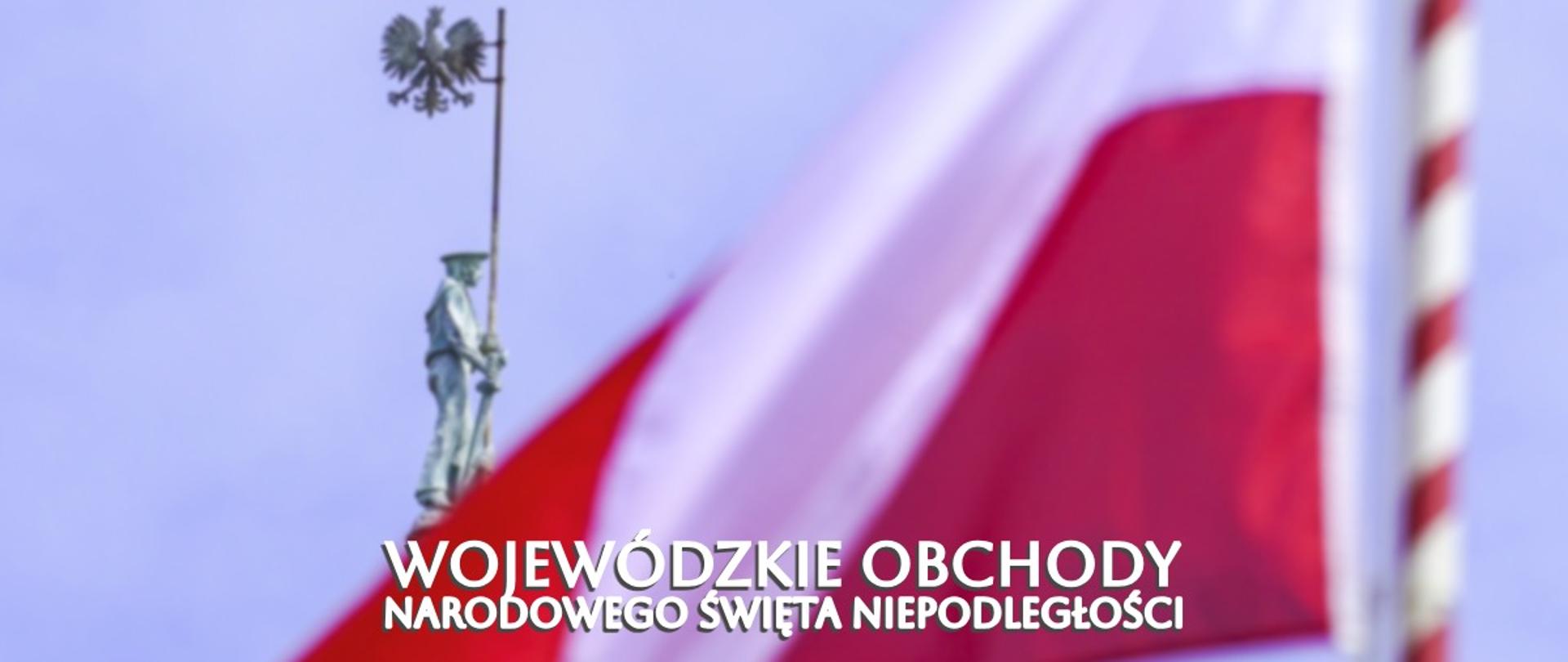 Posąg marynarza na wieży ZUW na tle biało-czerwonej flagi 