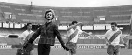 Modelka María Marta Lagarrigue razem z zawodnikami Club Atlético River Plate na Estadio Monumental w 1959 r. Archiwum Bolesława Senderowicza.