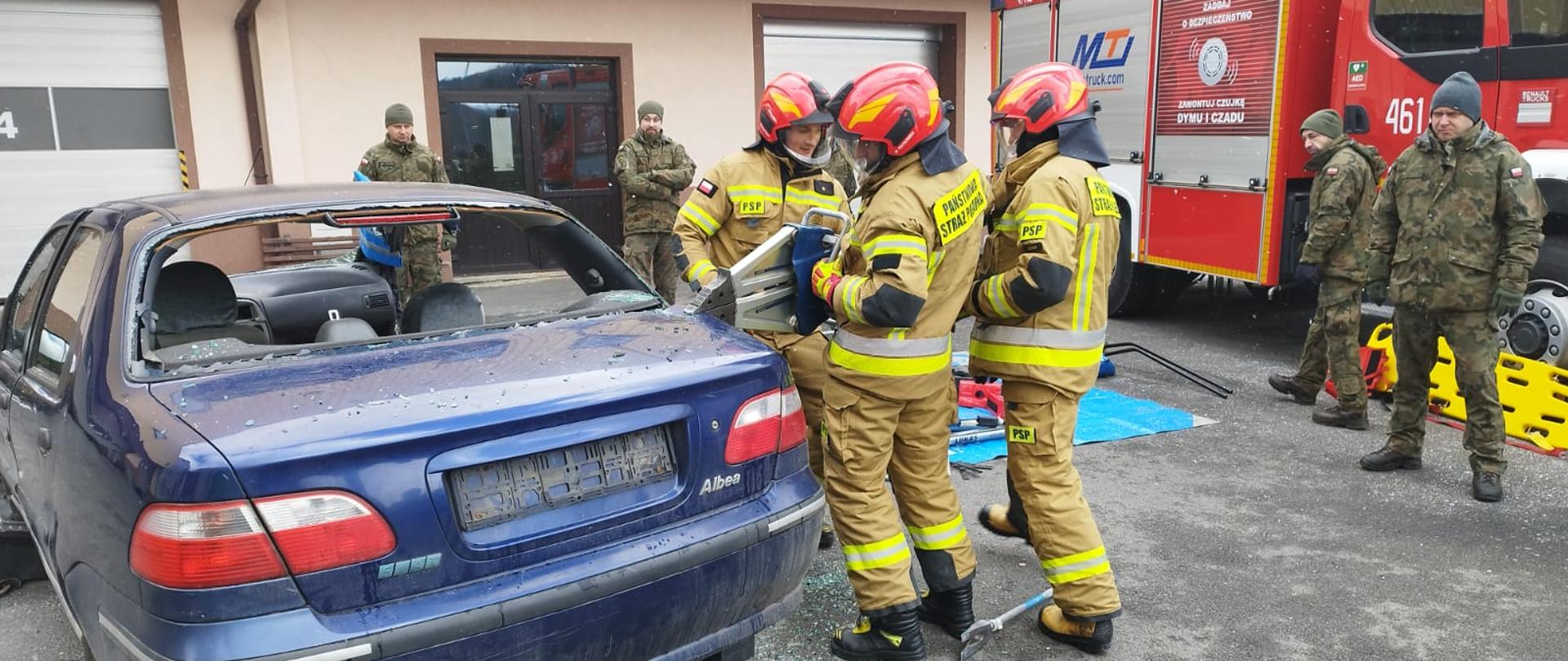 Zdjęcie przedstawia strażaków JRG KP PSP Lesko podczas wspólnych ćwiczeń z 2032 Kompanią Obrony Pogranicza Wojsk Obrony Terytorialnej.