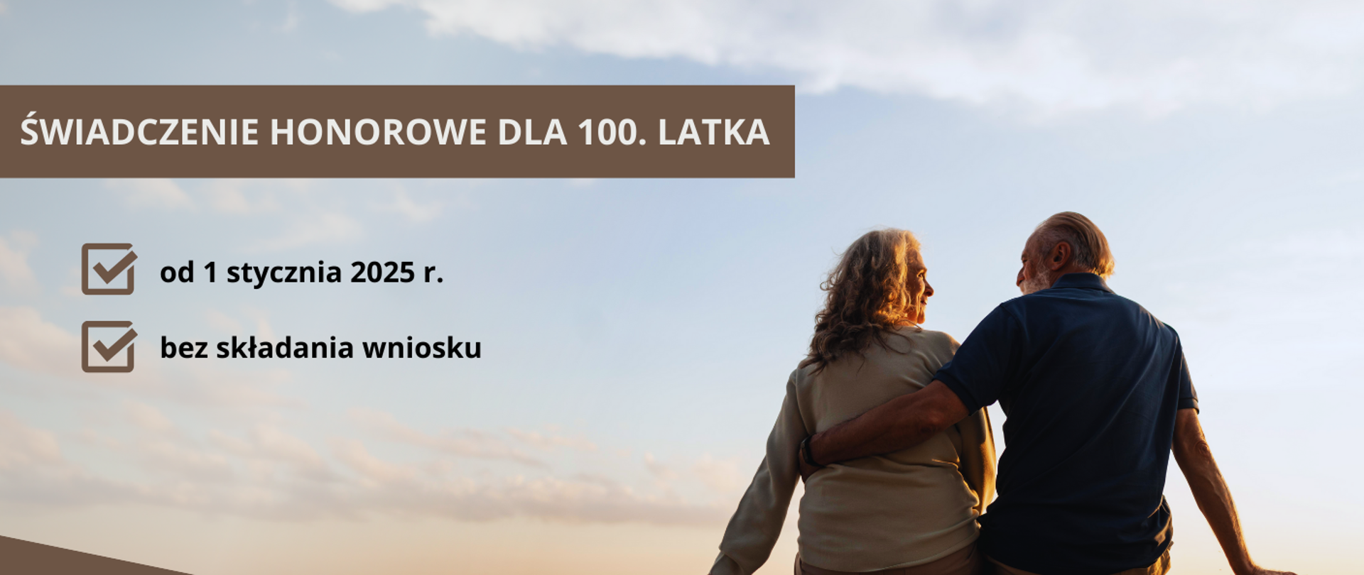 Para seniorów siedzi ze sobą na tle nieba, patrzą się na siebie i uśmiechają. Obok nich napis 'Świadczenie honorowe dla 100. latka od 1 stycznia 2025 r., bez składania wniosku'