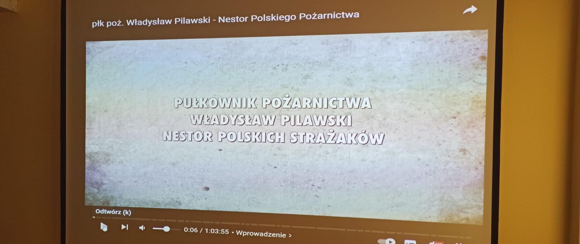 Ekran z wyświetlanym filmem.