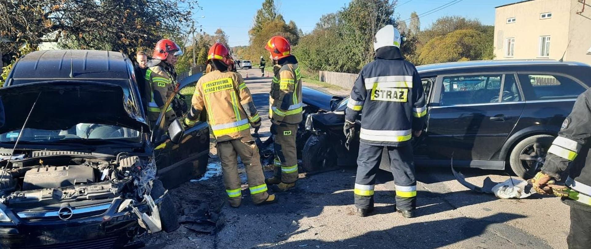 Wypadek dwóch samochodów osobowych w Niekłaniu. Strażacy JRG Końskie i OSP prowadzą czynności usuwając skutki wypadku
