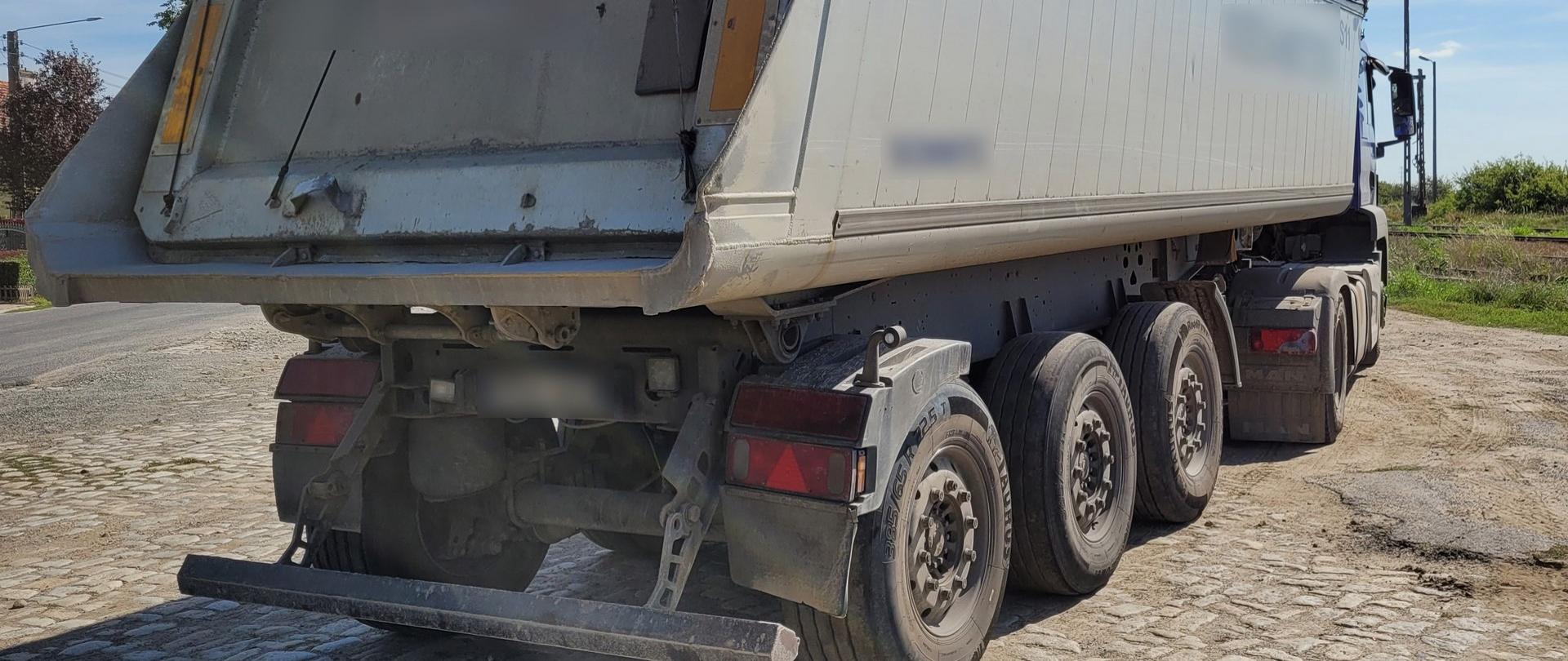 Popękane i zużyte tarcze hamulcowe na wszystkich osiach naczepy ciężarowej stwierdzili inspektorzy z Leszna 