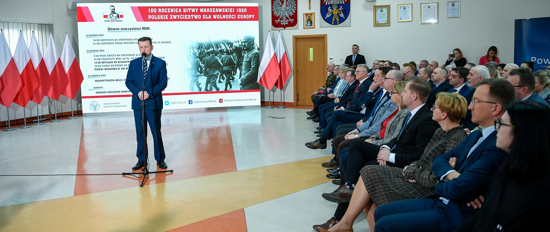 Minister Obrony Narodowej Mariusz Błaszczak przedstawił szczegóły dotyczące programu obchodów 100. rocznicy Bitwy Warszawskiej oraz ogłosił konkurs dla partnerów społecznych na upamiętnienie tego wydarzenia. Źródło: gov.pl/web/obrona-narodowa