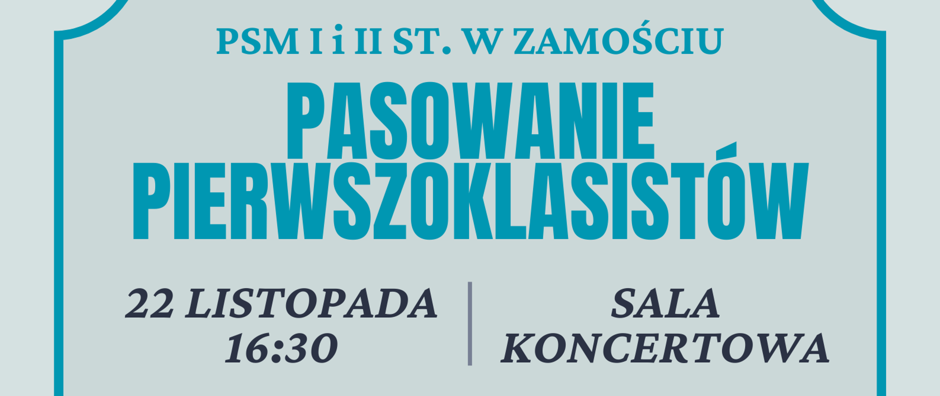 Plakat na jasnoniebieskim tle, dookoła niebieska ramka. U góry napis: “PSM I i II ST. W ZAMOŚCIU, PASOWANIE PIERWSZOKLASISTÓW 22 listopada 16:30 SALA KONCERTOWA. Na środku i na dole strony kolorowe instrumenty muzyczne: marakasy, gitara, saksofon, tamburyn, trójkąt oraz czarny klucz wiolinowy i nuty. Na dole na niebieskim kółku napis 22.11.