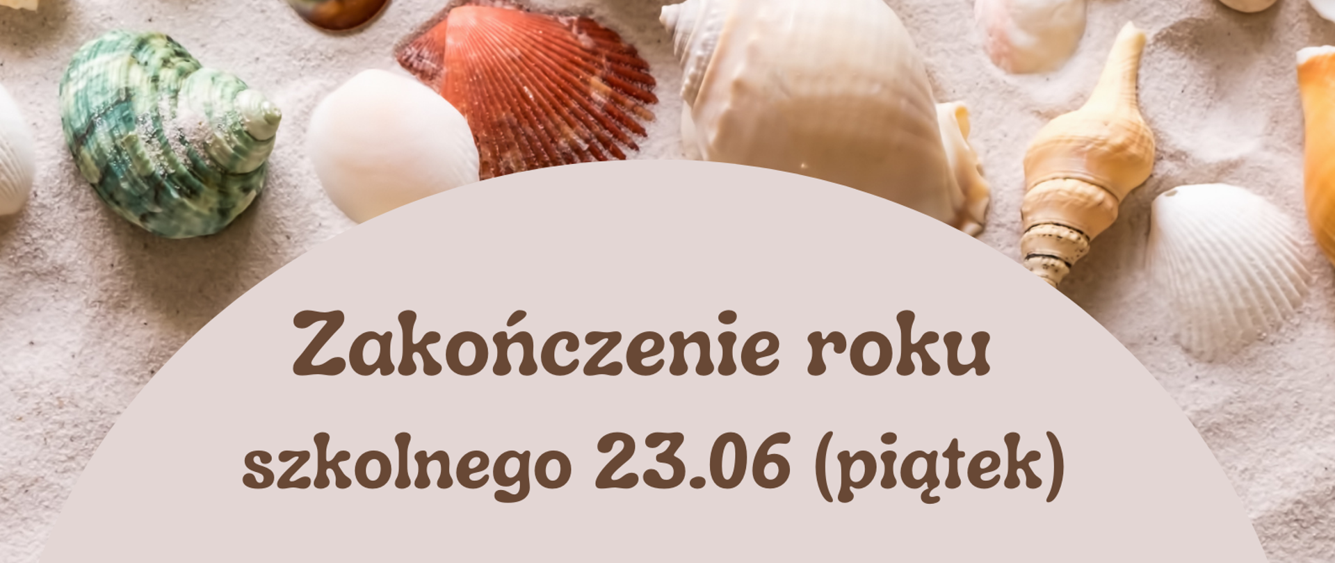 Plakat wśród muszelek na piasku informujący o dacie i godzinach zakończenia roku szkolnego