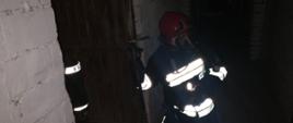 8. Ćwiczenia kazimierskich strażaków na budynkach wielorodzinnych – rota gaśnicza prowadząca linie gaśniczą w korytarzu piwnicznym.