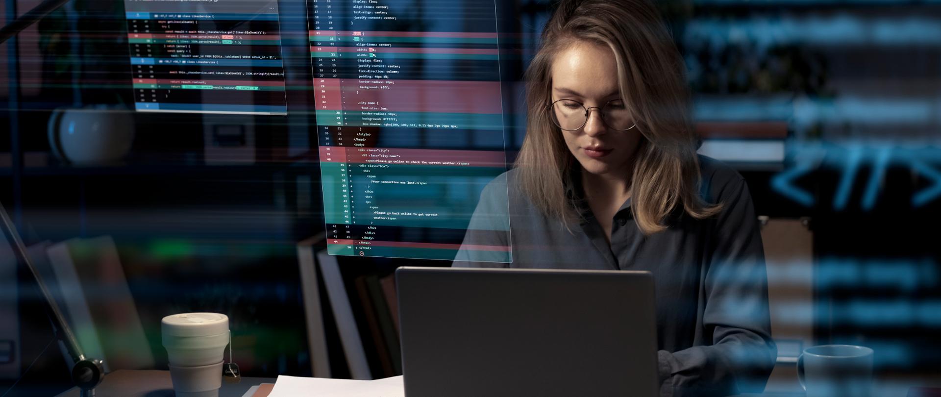 kobieta korzystająca z komputera na ciemnym tle