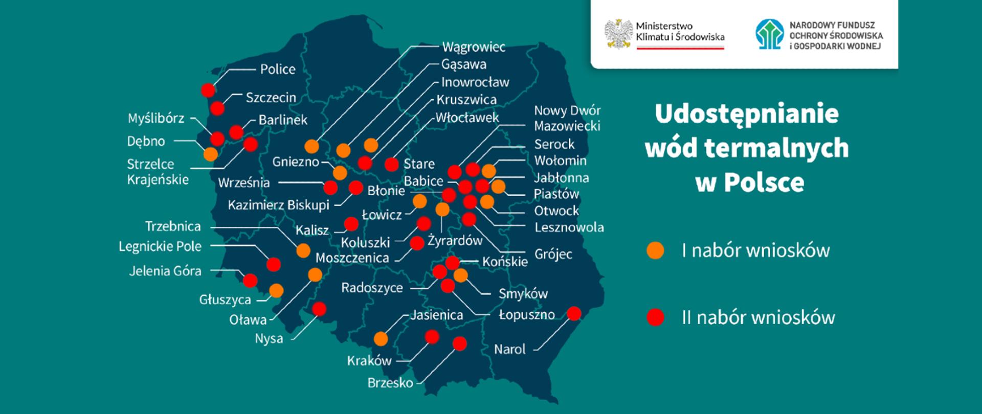 Na planszy, która jest w kolorze morskim została uwieczniona mapa Polski, a na niej zostały zaznaczone miasta, w których są inwestycje związane z Geotermią. Miasta oznaczone pomarańczową kropką oznaczają 1 nabór wniosków, a miasta oznaczone czerwoną kropką 2 nabór wniosków. W prawym górnym rogu jest logotyp Ministerstwa Klimatu i Środowiska oraz logotyp Narodowego Funduszu Ochrony Środowiska i Gospodarki Wodnej. Pod logotypami został umieszczony tekst: Udostępnianie wód termalnych w Polsce. 