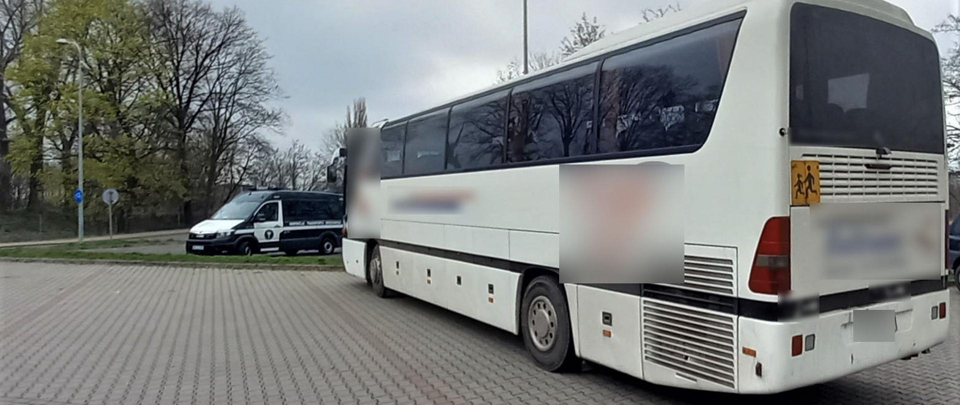 Inspektorzy transportu drogowego z oddziału w Ostrowie Wlkp. kontrolowali 19 kwietnia autokary przewożące dzieci pod Aquaparkiem w Kaliszu
