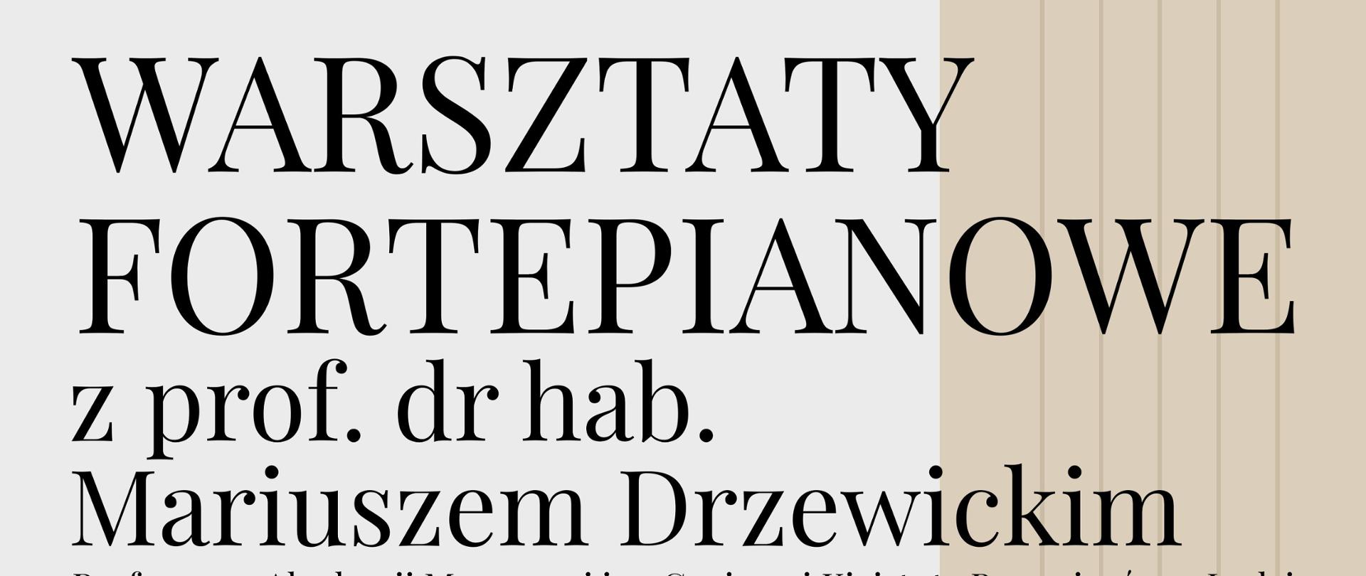 W górnej części plakatu czarne napisy na kremowe tle, w dolnej części zdjęcie pianisty przy fortepianie