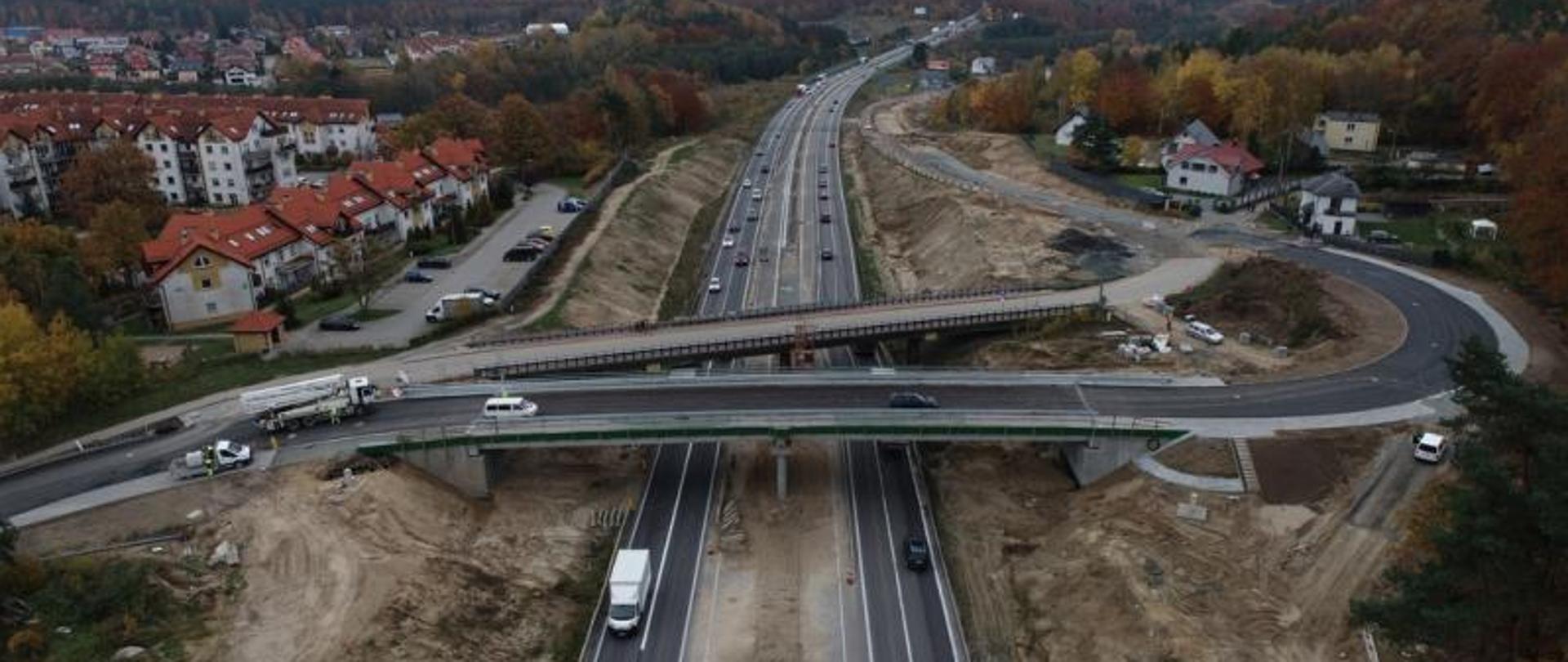 Budowa drogi ekspresowej S6 w Gdyni Wielkim Kacku z nowym wiaduktem w ciągu ul. Lipowej. Na pierwszym planie jezdnie obwodnicy z ruchem samochodowym, dalej nowy i stary wiadukt nad drogą ekspresową.