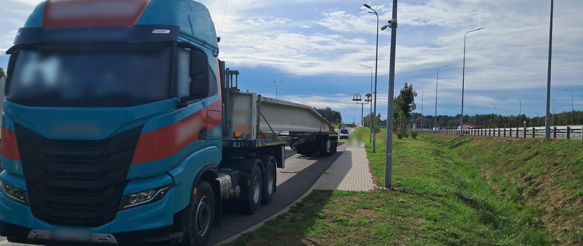 Ciężarówka z ponadgabarytowym ładunkiem w trakcie kontroli prowadzonej przez funkcjonariuszy mazowieckiej Inspekcji Transportu Drogowego z Radomia. 