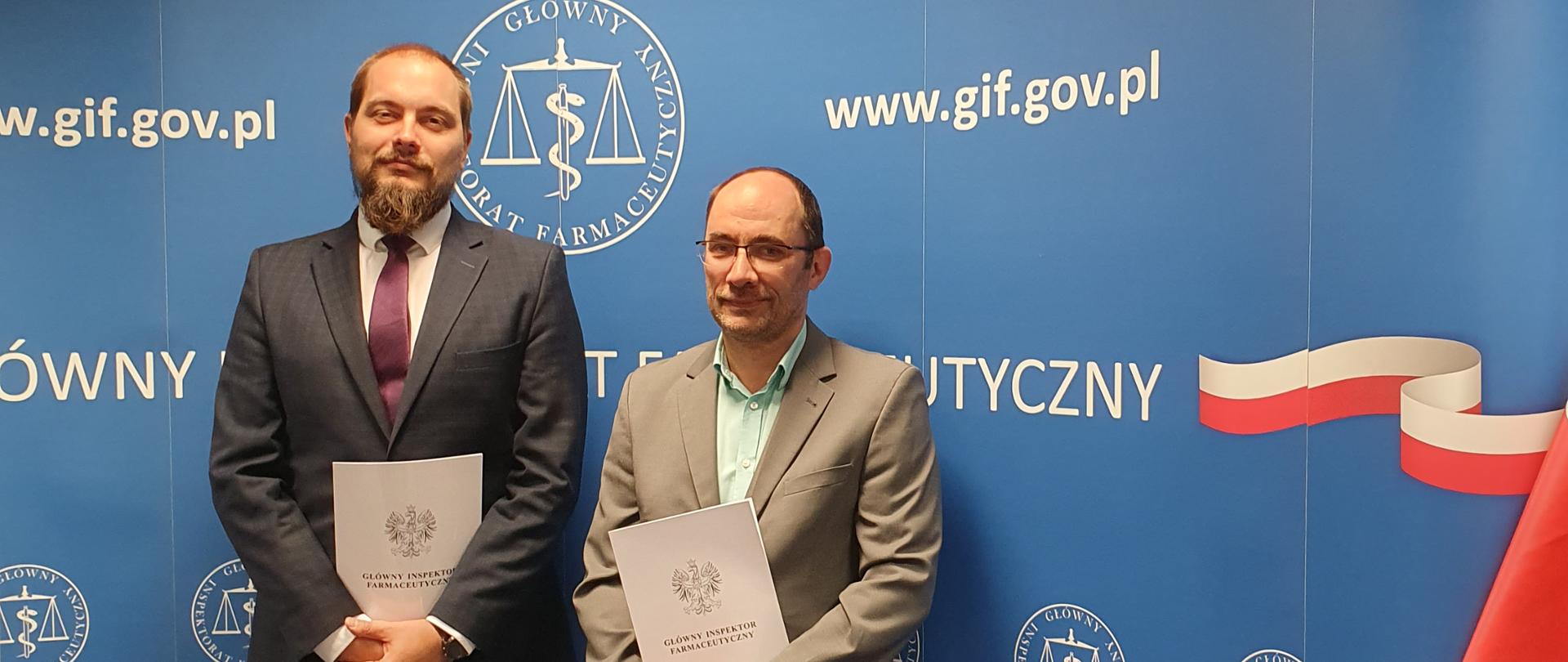 na ściance z logo GIF stoją od lewej: Tomasz Lisiewski - Dyrektor Departamentu Nadzoru Farmaceutycznego i Marcin Rynkiewicz - Dyrektor Departamentu Inspekcji