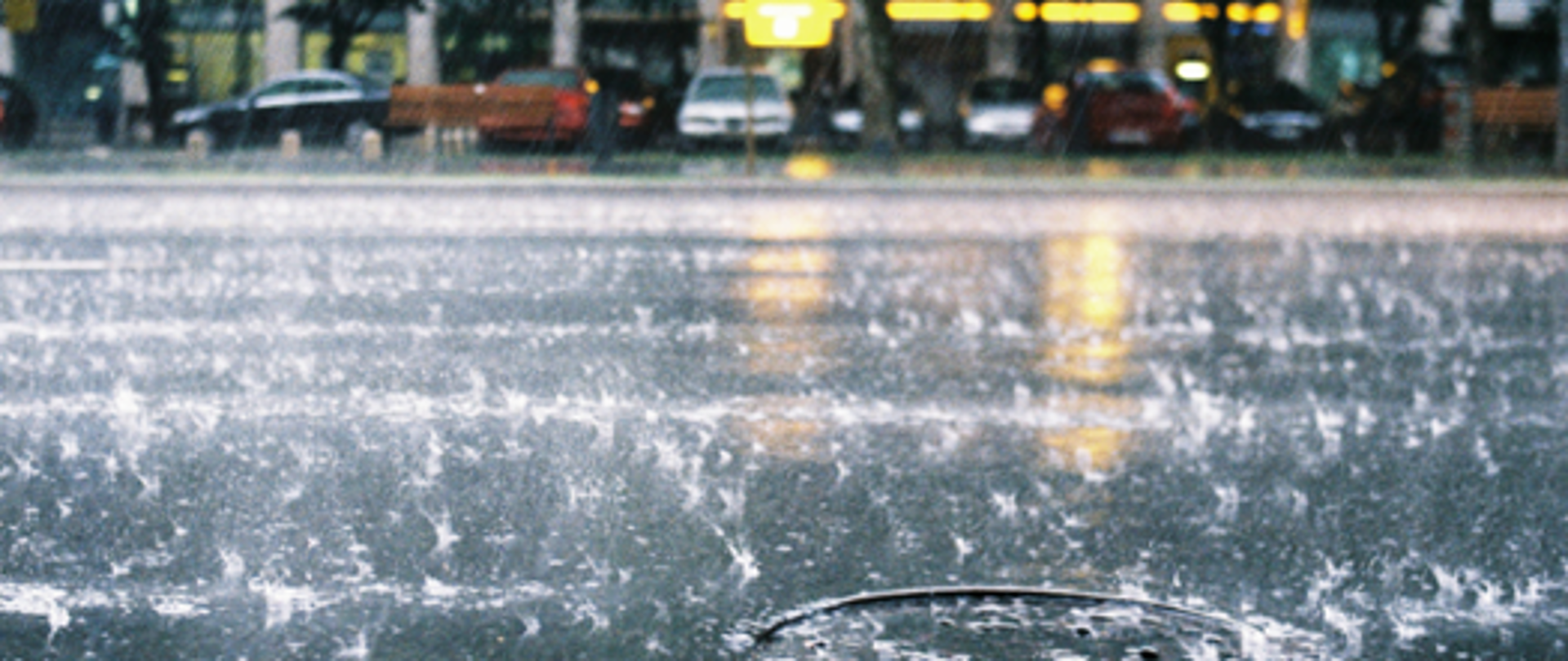 Ulica podczas opadu deszczu 