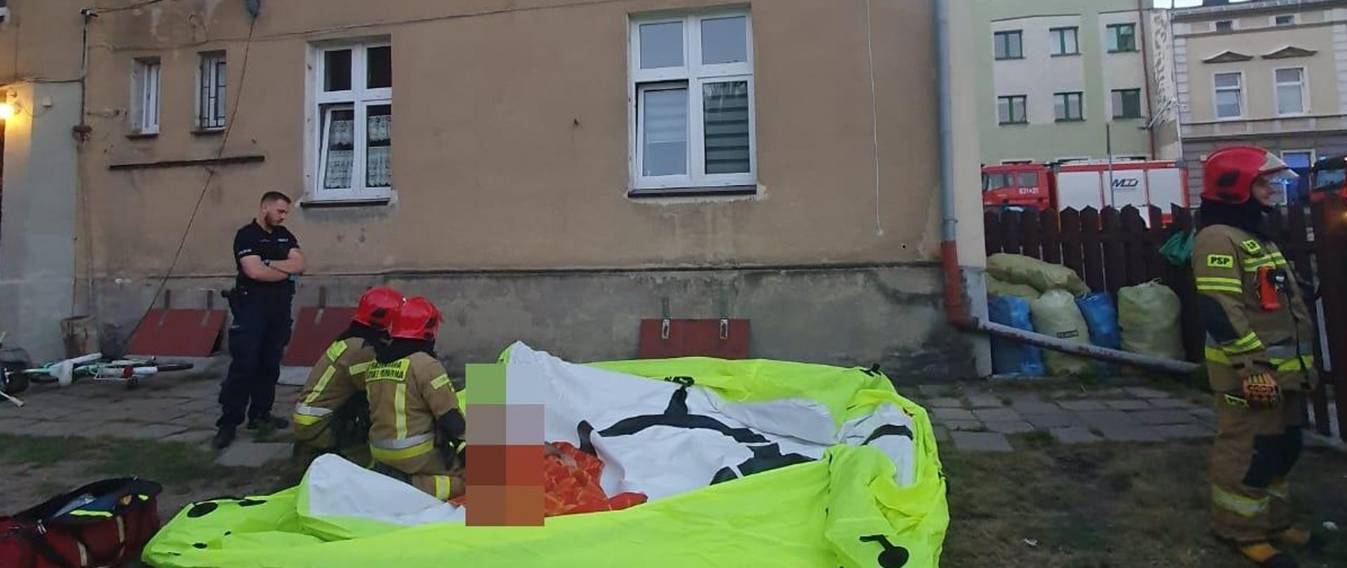 Na zdjęciu widać skokochron, strażaków oraz policjant. 