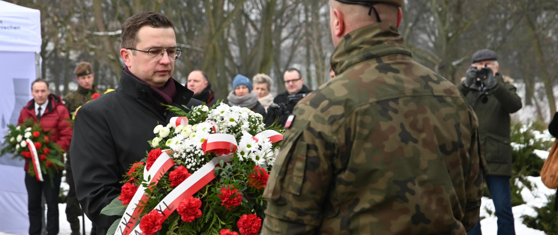II Wicewojewoda Łódzki Grzegorz Majewski składa kwiaty przy pomniku
