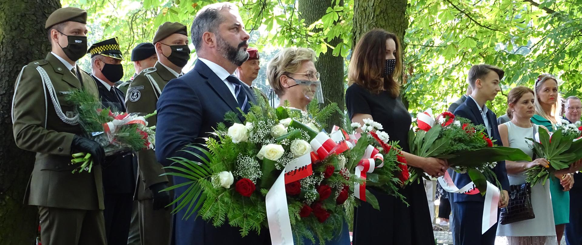 Marlena Mazurska Kierownik Delegatury Mazowieckiego Urzędu Wojewódzkiego w Płocku złożyła kwiaty w imieniu Wojewody Mazowieckiego podczas obchodów 100. rocznicy Obrony Płocka i Bitwy Warszawskiej w Płocku