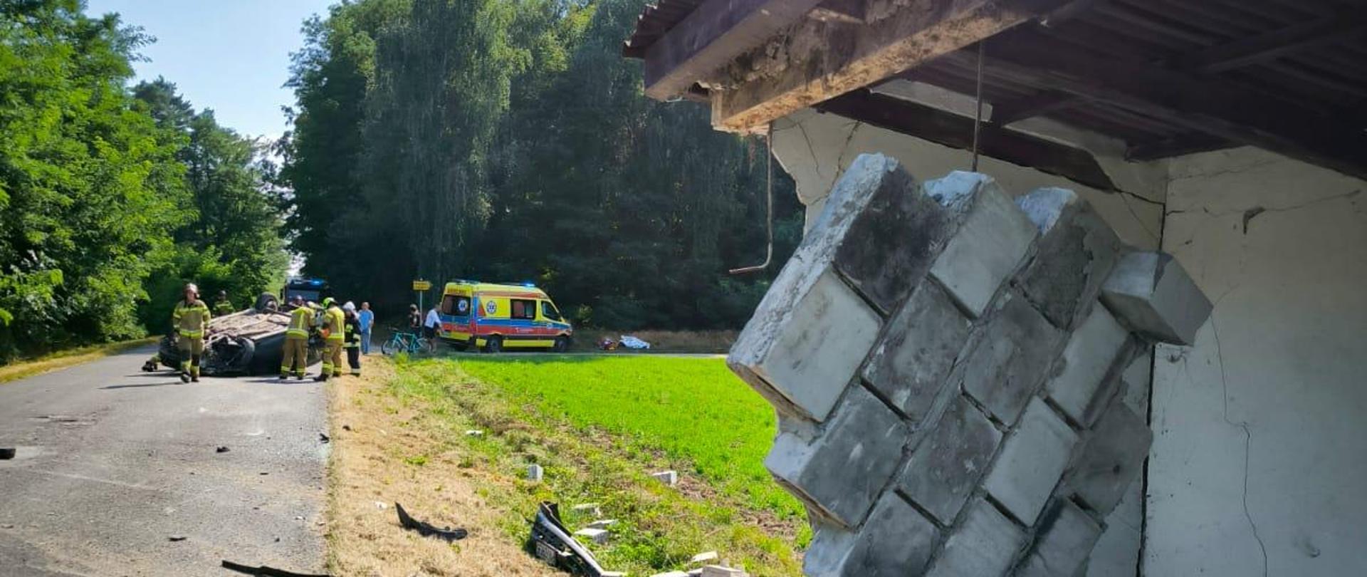 Uszkodzony przystanek autobusowy oraz działające służby