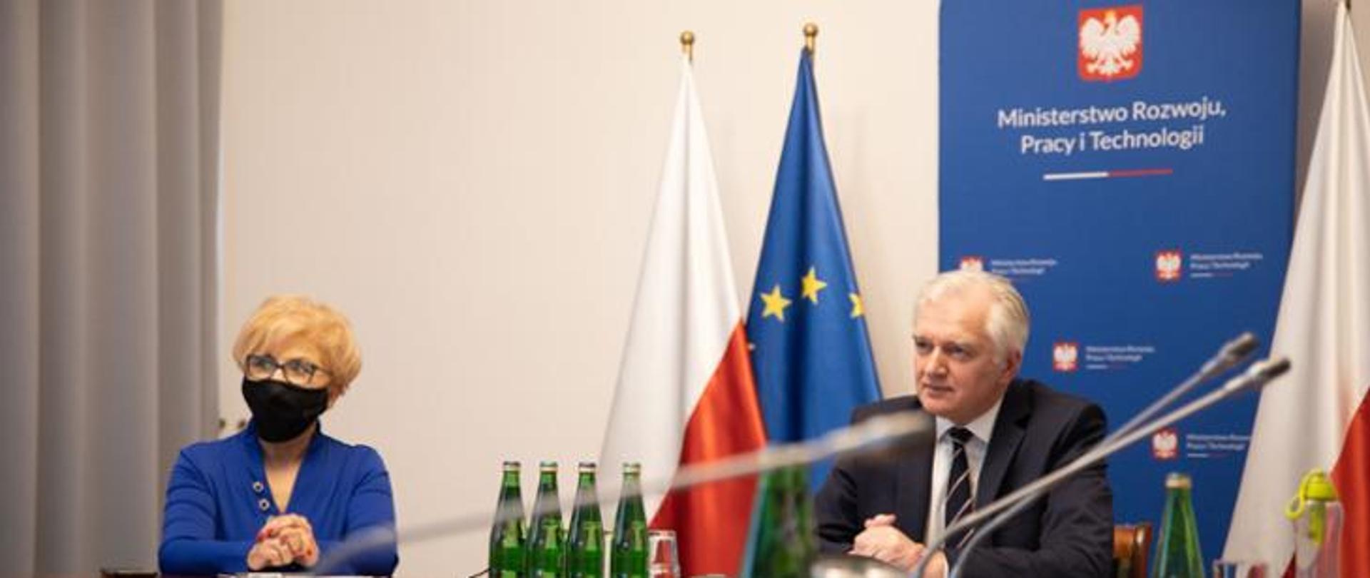 Prime Minister Jarosław Gowin and Deputy Minister of Economic Development, Labour and Technology Iwona Michałek at the meeting