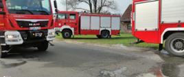 Zdjęcie przedstawiające trzy ciężkie samochody ratowniczo-gaśnicze biorące udział w akcji