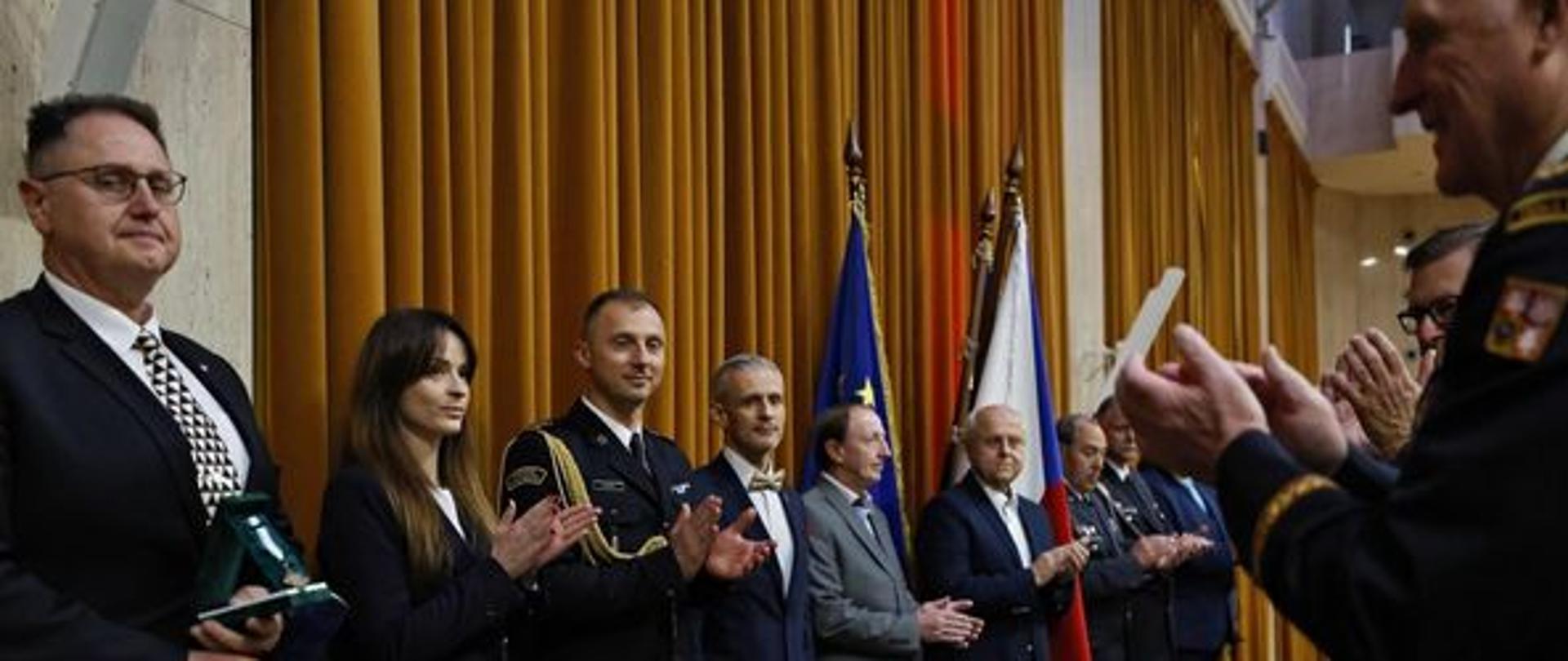 Na zdjęciu uchwycono ceremonię wręczania medali