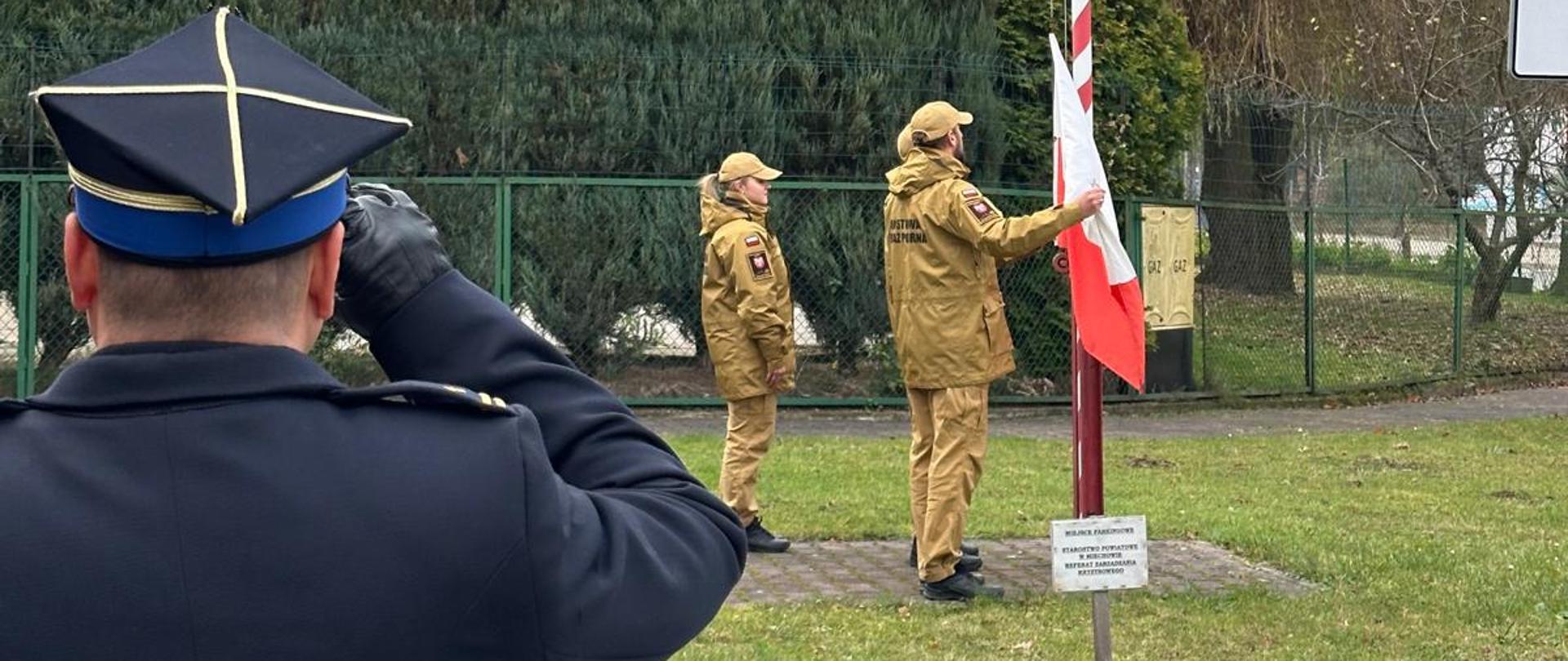 Na zdjęciu poczet flagowy podnoszący flagę na masz oraz Dowódca uroczystości