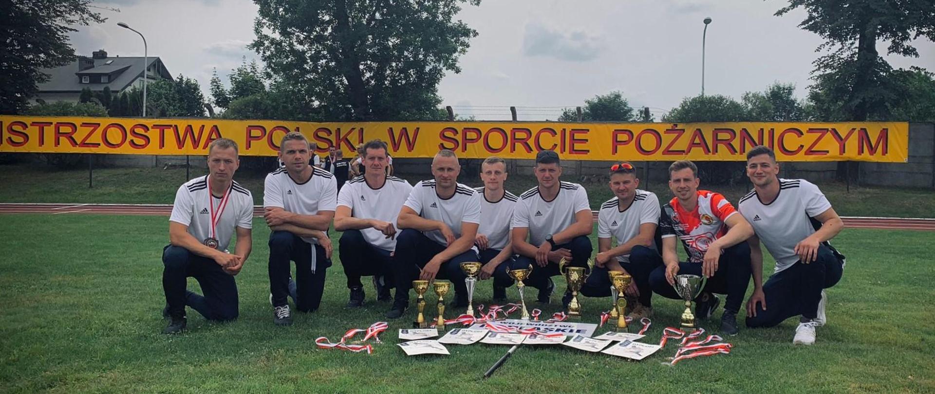 W dniach 13-14.06.2024 roku w Centralnej Szkole Państwowej Straży Pożarnej w Częstochowie odbyły się 40. Międzynarodowe Mistrzostwa Polski w Sporcie Pożarniczym.
Drużyna pozuje do zdjęcia - cały skład.