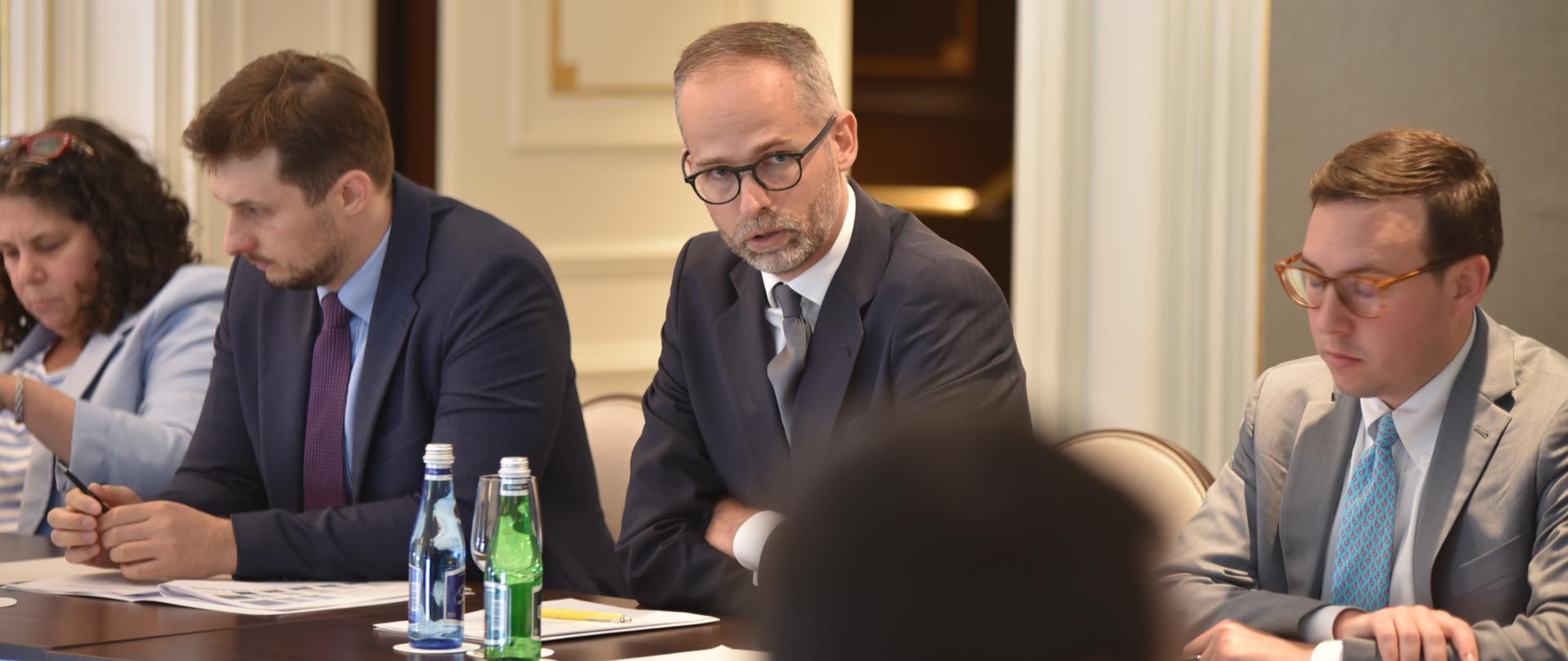 Wiceminister Adam Guibourgé-Czetwertyński przy stole na spotkaniu z delegacją Kongresu USA i Atlantic Council