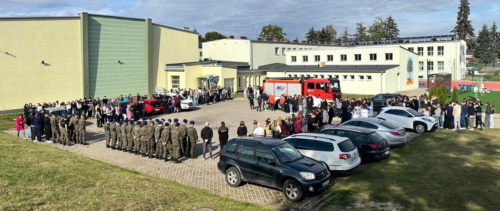 Próbne ewakuacje w placówkach oświatowych na terenie powiatu sokólskiego w 2024 roku.