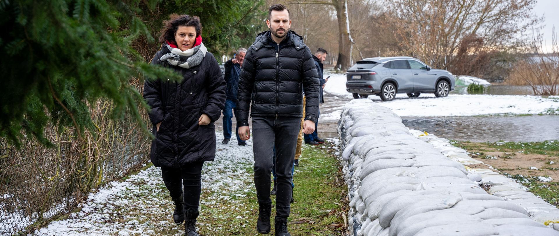 wicewojewoda ogląda zabezpieczenia przeciwpowodziowe 