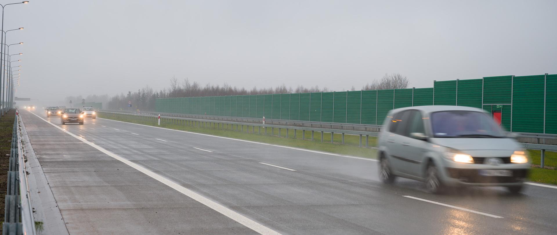 Deszczowy dzień. Samochody jadące drogą ekspresową.
