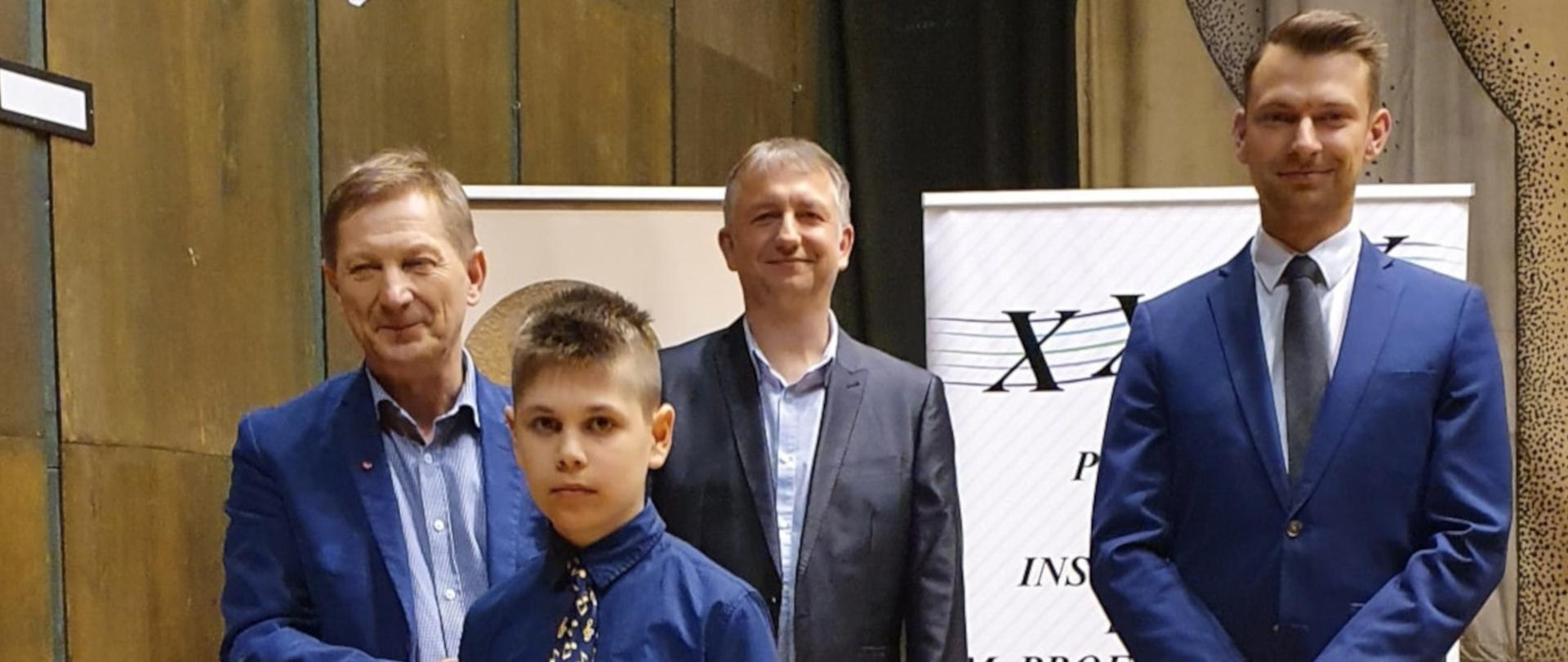 Na zdjęciu uczeń Julian Merecki i jury konkursowe, w którym brał udział. 