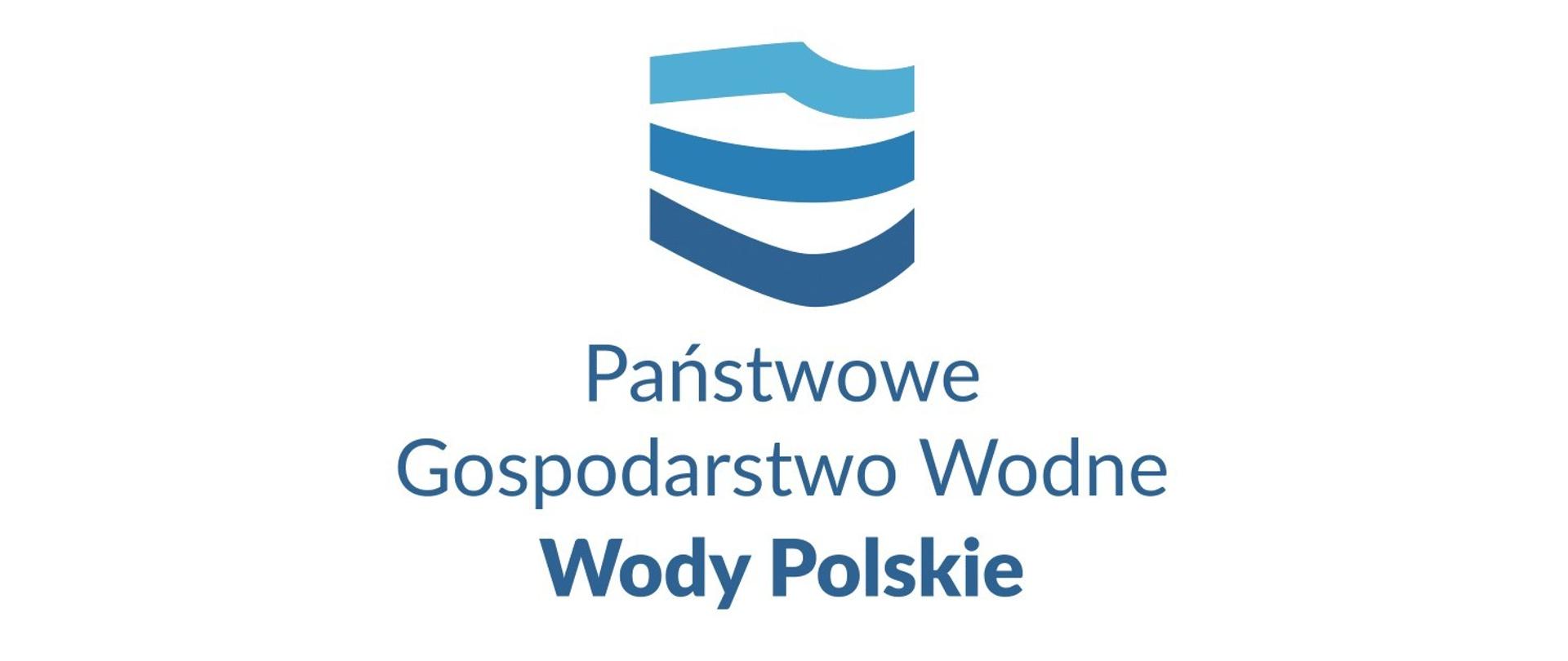 Logo - Wody Polskie. W dużym formacie. W kształcie poziomego prostokąta. Na białym tle, centralnie, znajduje się logotyp składający się z trzech fal w trzech odcieniach niebieskiego, które kształtem przypominają kontury Polski. Pod nim widać niebieski napis - Państwowe Gospodarstwo Wodne Wody Polskie. 