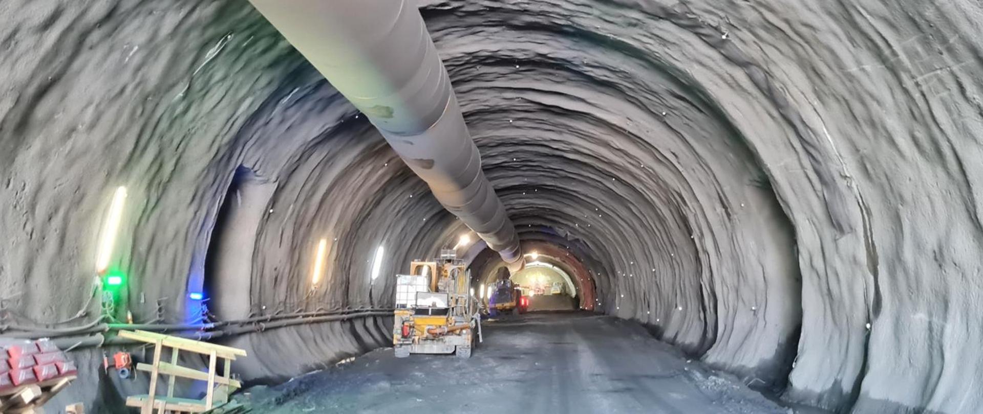 Na zdjęciu widać drążony tunel w ciągu drogi ekspresowej S3