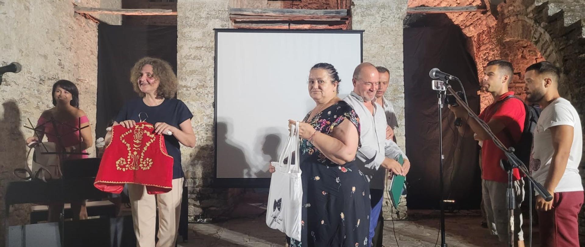 28 lipca br. w historycznym mieście Gjirokaster Ambasada RP w Tiranie zorganizowała Wieczór poezji polskiej. 