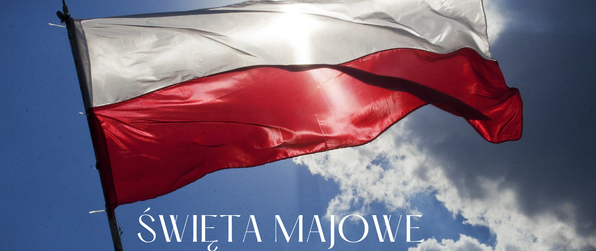 Zdjęcie flagi Polski na tle błękitnego , lekko zachmurzonego nieba. Napis pod flagą: ŚWIĘTA MAJOWE 1-3 MAJA