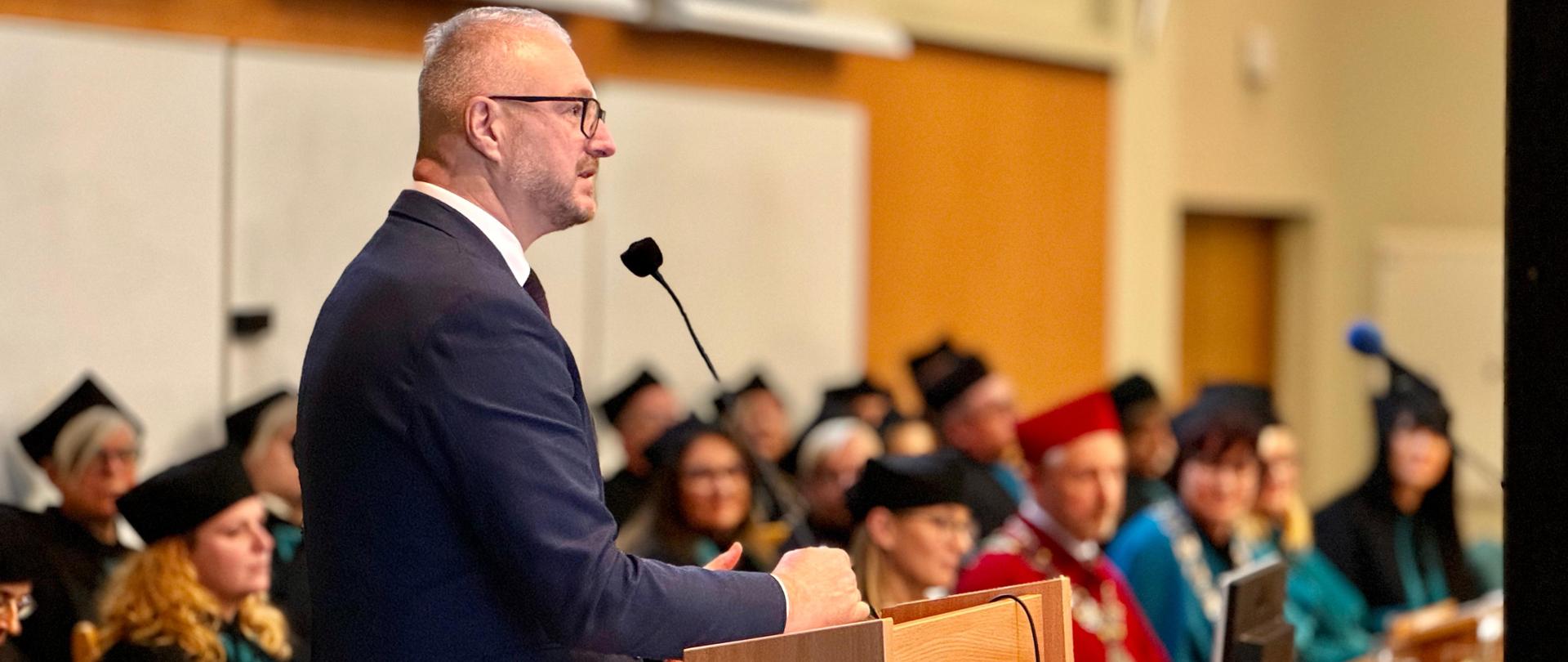 Wojewoda Warmińsko-Mazurski Radosław Król podczas uroczystej inauguracji roku akademickiego na wydziale biologii i biotechnologii UWM fot. nr 2.