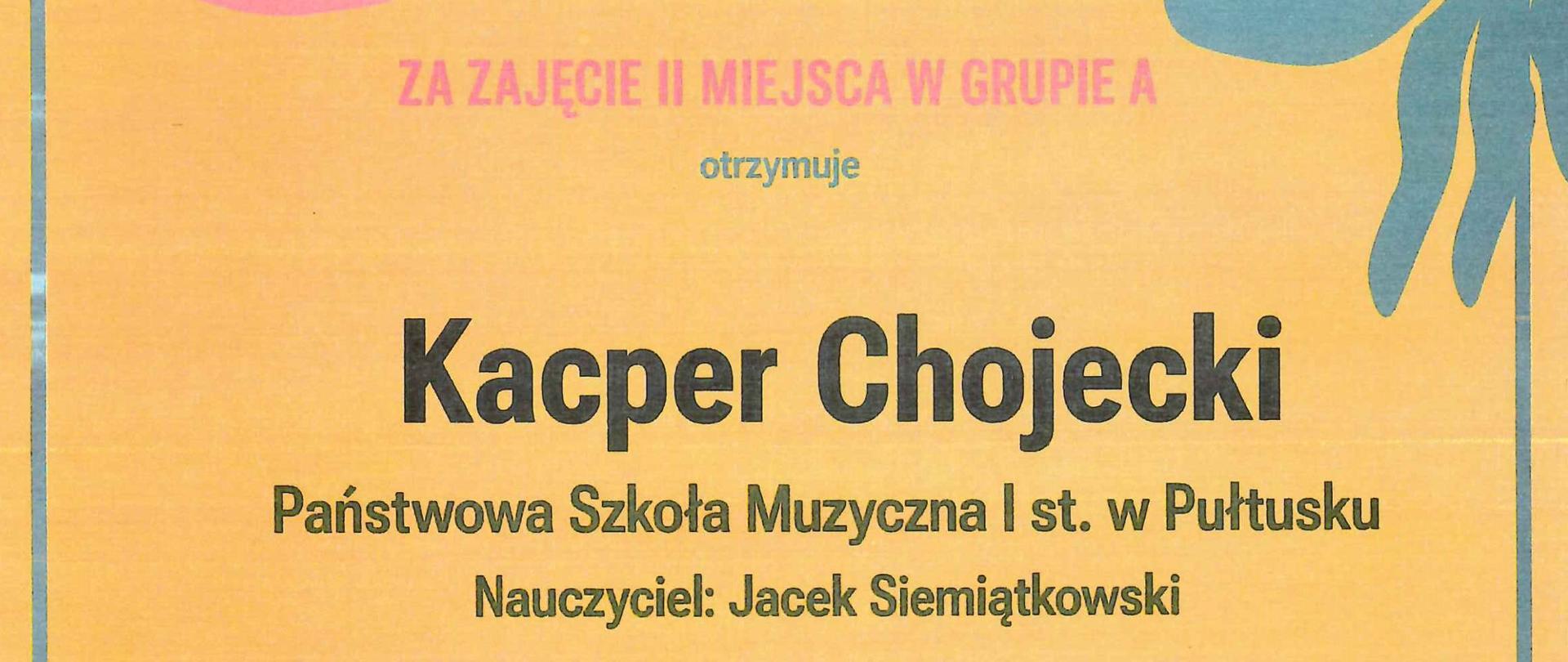 Dyplom Kacpra Chojeckiego, ucznia Państwowej Szkoły Muzycznej I st. w Pułtusku za zajęcie II miejsca w Konkursie Gitarowym Sonidos Latinos w dniu 15 maja 2023 roku w Działdowie. Na dole podpisy członków jury i organizatora. Dyplom w kolorze żółto-pomarańczowym z niebieskim obramowaniem. Na plakacie grafika dłoni trzymających napis dyplom. Jedna dłoń w kolorze różowym, druga w kolorze niebieskim.