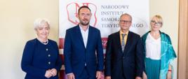 Wspólna fotografia - od lewej: wojewoda łódzki Dorota Ryl, wiceminister spraw wewnętrznych i administracji Tomasz Szymański, dyrektor Narodowego Instytutu Samorządu Terytorialnego prof. Paweł Swianiewicz oraz zastępca dyrektora NIST dr Julita Łukomska. 