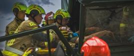 Strażacy realizują działania ratownicze w trakcie ćwiczeń 