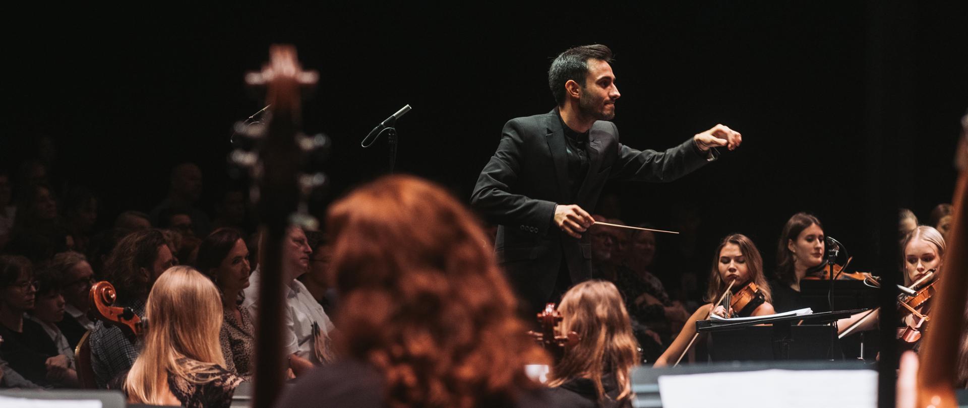 Polska Młodzieżowa Orkiestra Symfoniczna podczas koncertu na Zasceniu Teatru Wielkiego. Dyryguje Filip Huget.