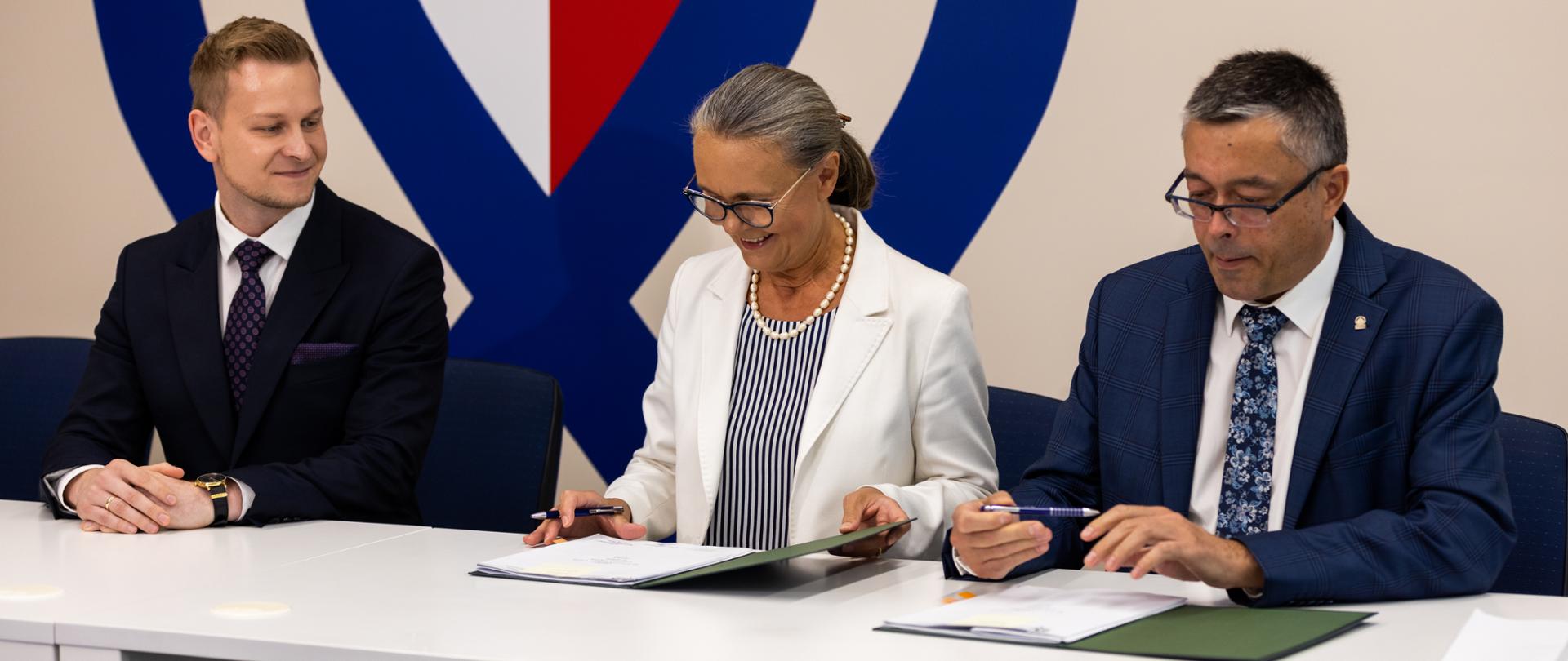 podpisanie umowy w Instytucie Centrum Zdrowia Matki Polki