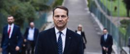 Minister Spraw Zagranicznych Sikorski oddaje hołd żołnierzom na Polskim Cmentarzu Wojennym na Monte Cassino.