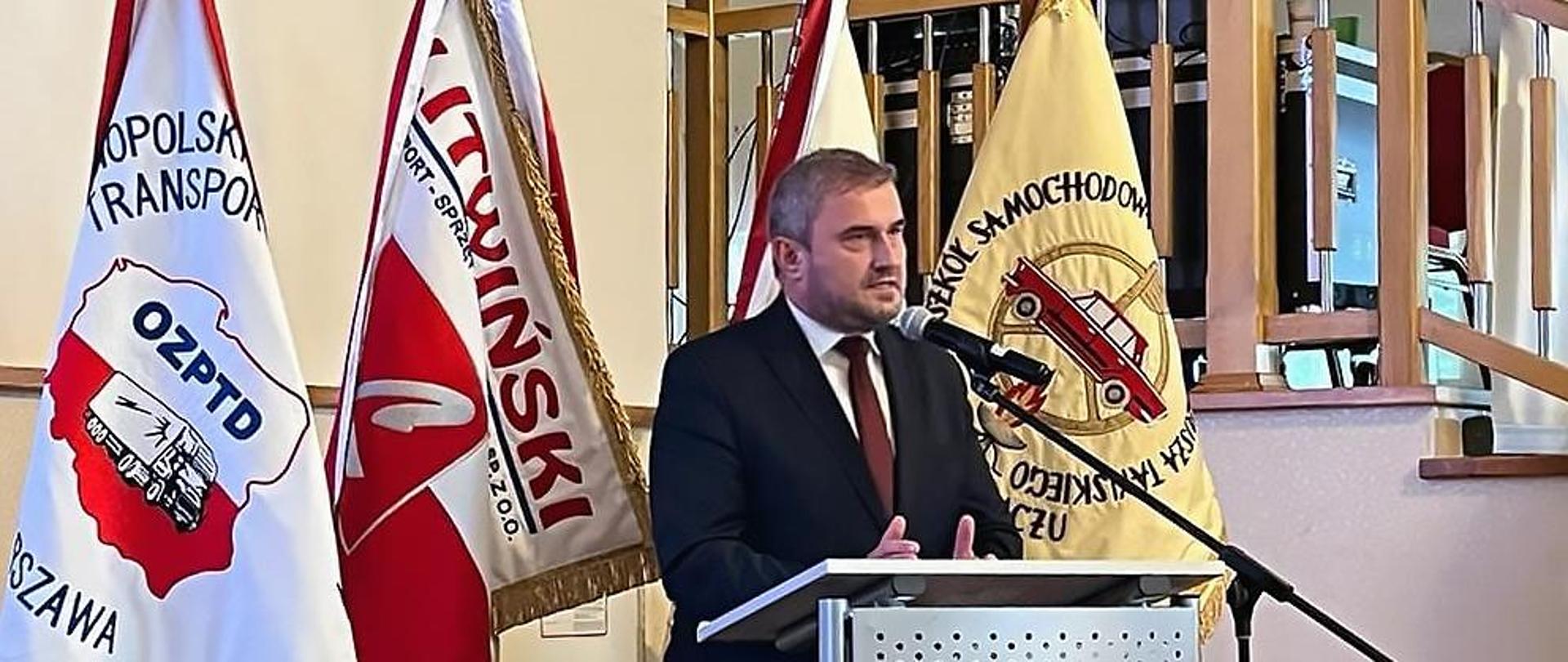 Wiceminister infrastruktury Stanisław Bukowiec w trakcie wypowiedzi