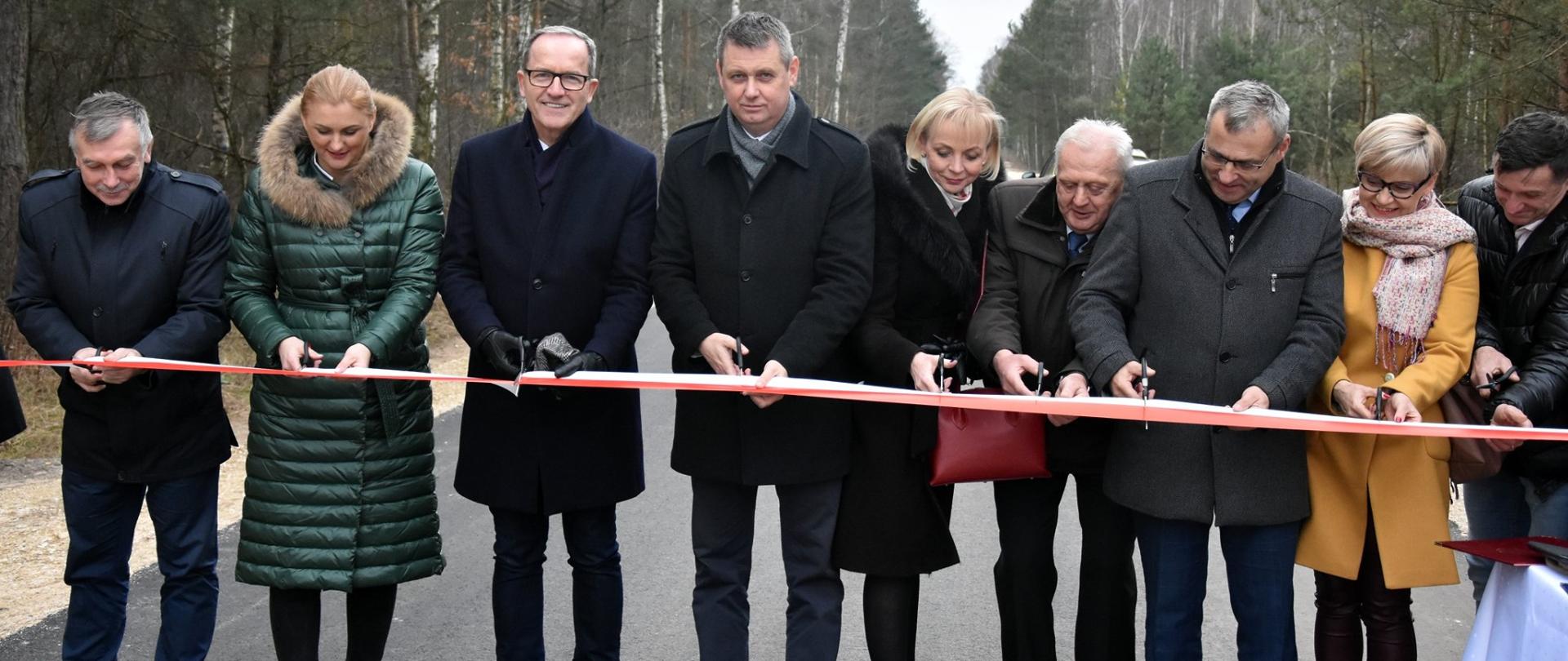 Uroczyste przecięcie wstęgi podczas otwarcia drogi gminnej. 